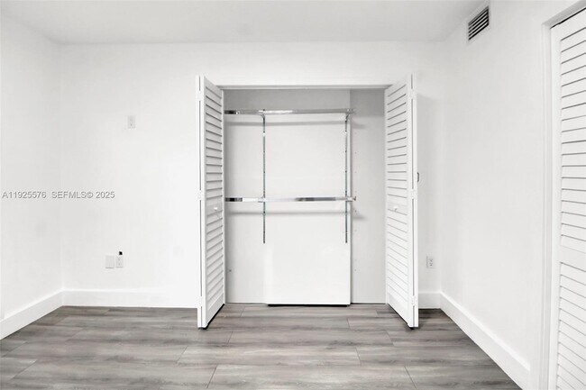 Building Photo - 870 SW 129th Pl