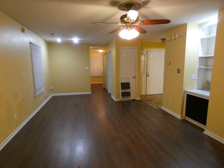 Building Photo - 3605 Pine Knoll Dr