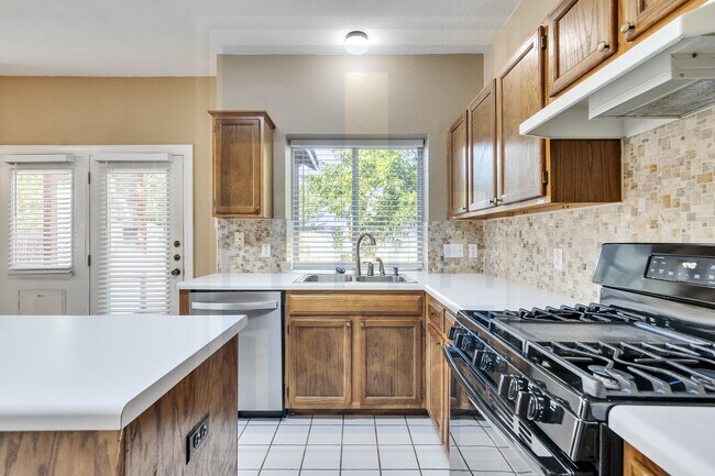 Building Photo - 2104 Grove Dr