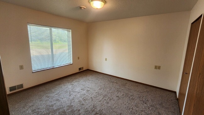 Building Photo - Large 2 Bedroom, 1 1/2 Bathroom Apartment - Lower Level End Unit