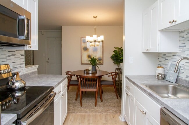 Building Photo - Two Bedroom Signature Style Apartment on t...