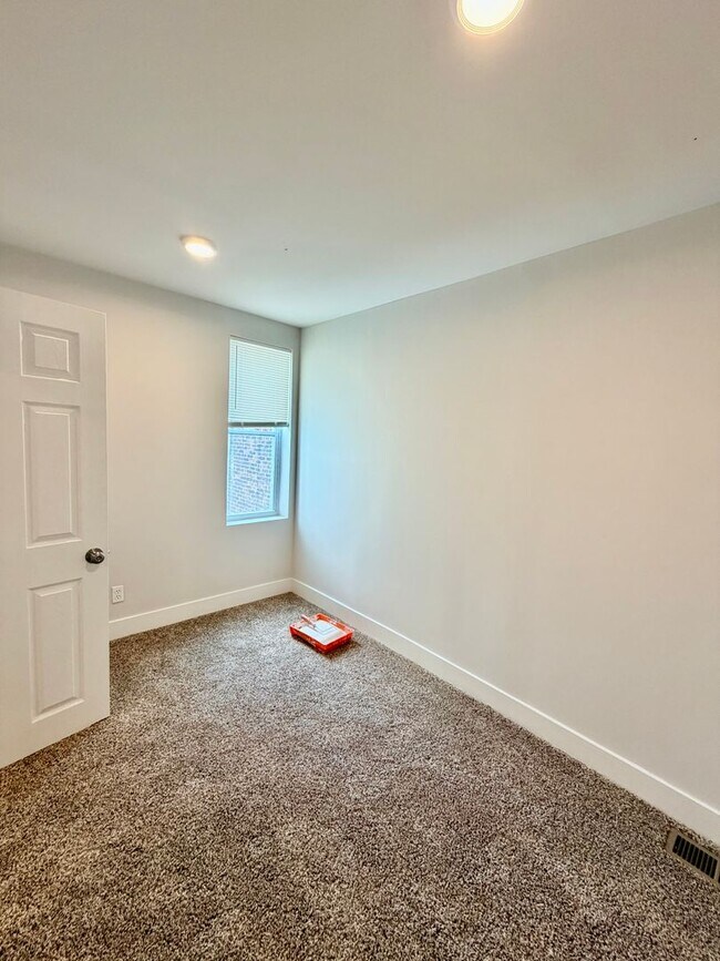 Building Photo - Pet-Friendly 3-Bedroom Home with Central A/C, In-Unit Laundry