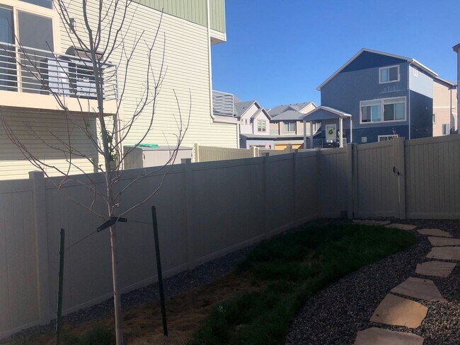 Building Photo - STUNNING 2BD + LOFT HOME WITH LUXURY UPGRA...
