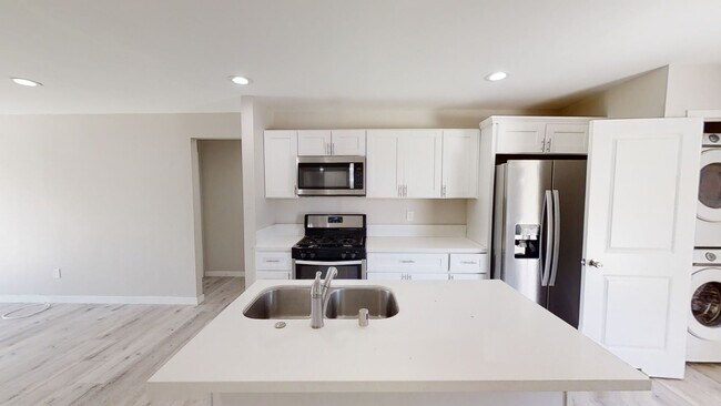 Building Photo - Renovated! 8BD/4BA with POOL!! (Lease Out ...