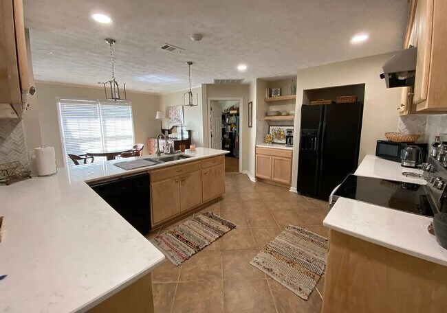 Building Photo - 5010 Emerald Isle Ct