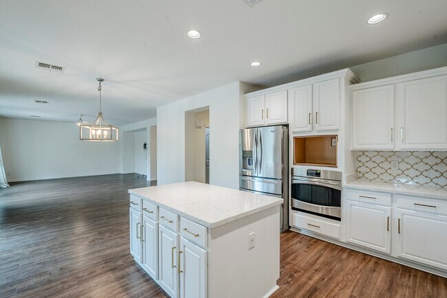 Building Photo - 2744 E Donato Dr