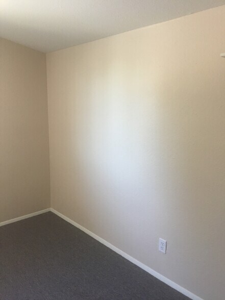 Building Photo - 1165 NE Harvey Rd