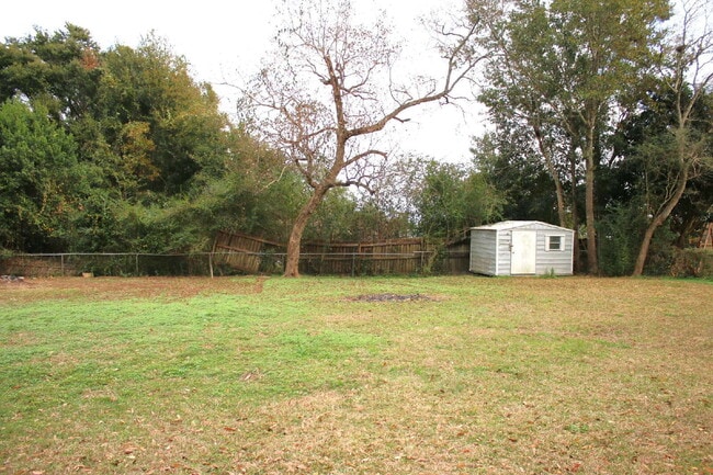 Building Photo - Spacious 4-Bedroom, 2-Bath Brick Home with Vaulted Ceilings, Fenced Yard, and Large Patio