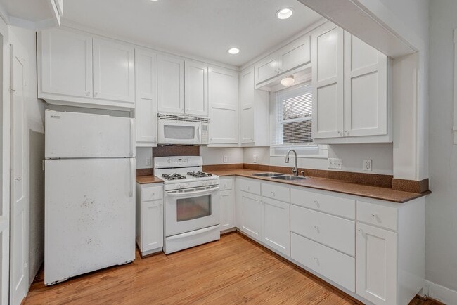 Building Photo - August Move In! Fantastic 3 Bed, 2 Bath in Bryan