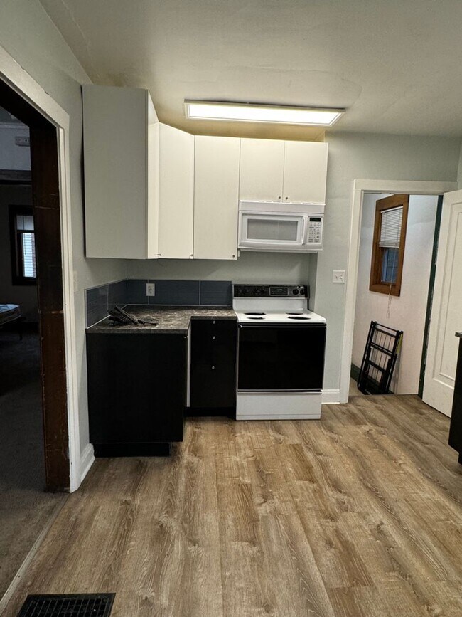 Building Photo - 849 E University Ave