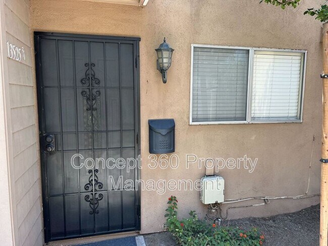 Building Photo - 13525 3/4-13524 Village Dr