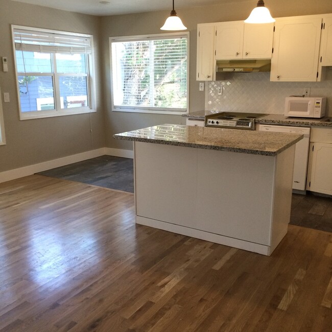 Building Photo - Super cute top level 1 bed w/ washer/dryer...