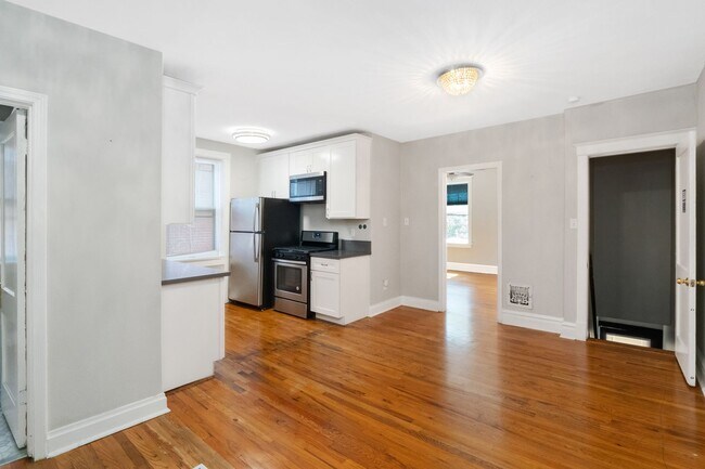 Building Photo - McDreamy 2BR w/ Balcony