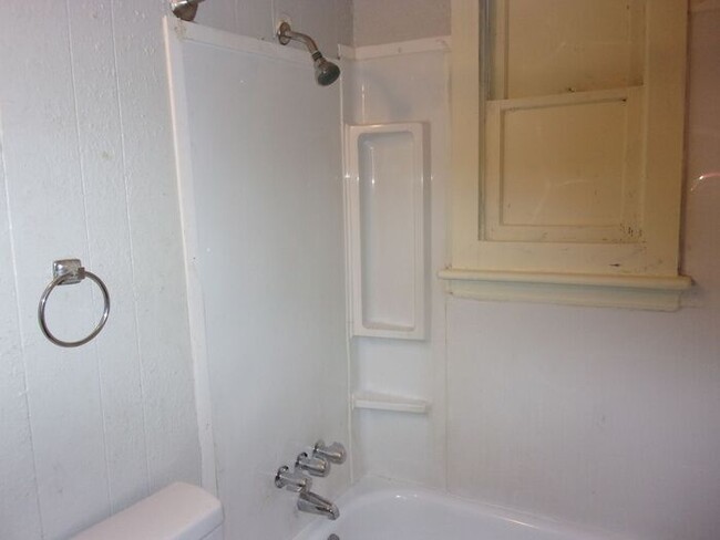 Building Photo - 2 Bedroom 1 Bath Townhome Minutes to Uptow...