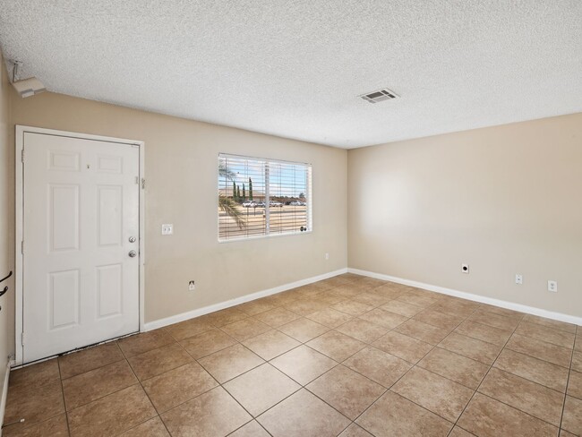 Building Photo - Home Available in Apple Valley!