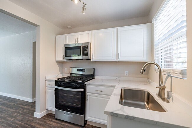 Building Photo - 305-315 N Highland Ave