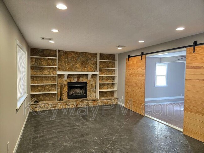 Building Photo - 3844 Creek Ct