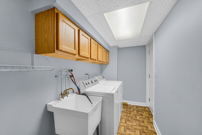 Building Photo - 12 W Beech Dr