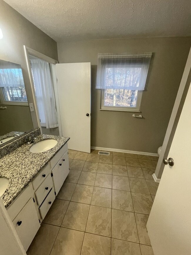 Building Photo - 4 Bd 2 ba house