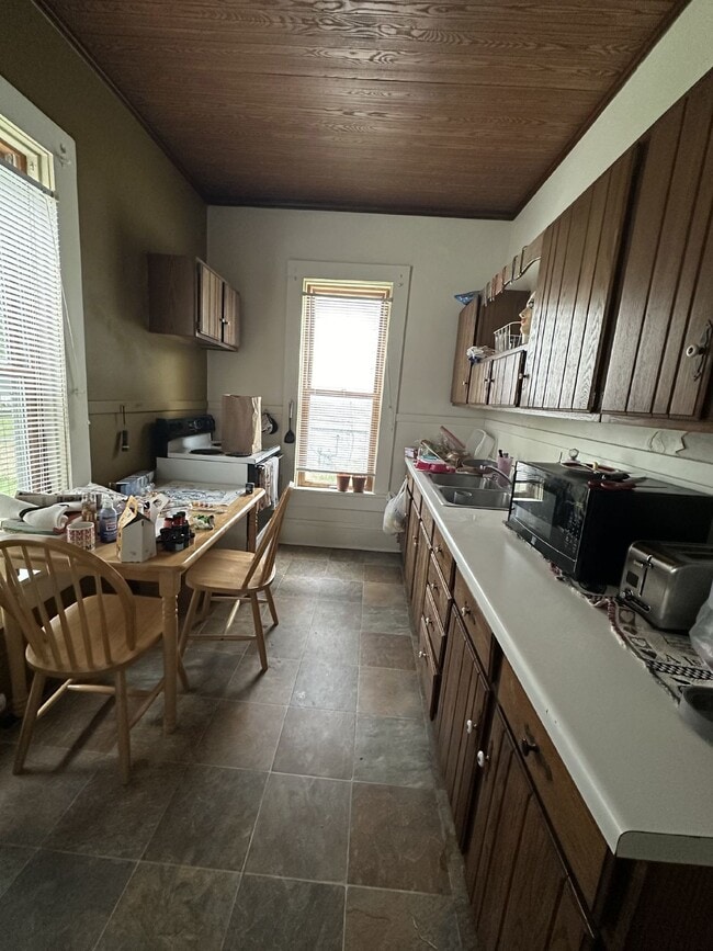 Building Photo - Awesome 3 bedroom 1 bath - available for J...