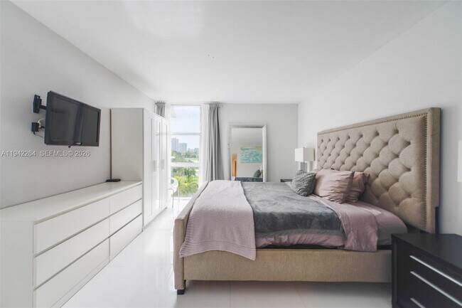 Building Photo - 3625 N Country Club Dr