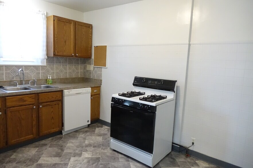 Gas stove in kitchen - 908 Thomas Rd