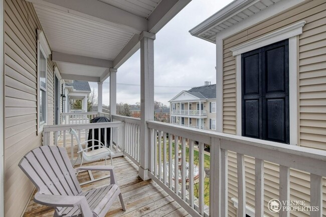 Building Photo - Three Bedroom with garage near Grandview