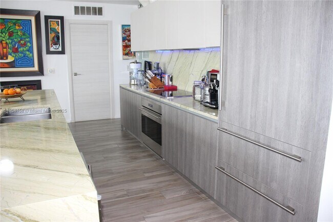 Building Photo - 801 S Miami Ave