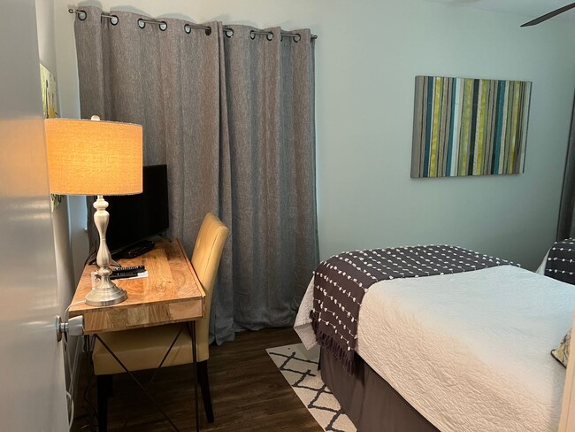 Building Photo - Walk to the beach from this 2BR FURNISHED ...
