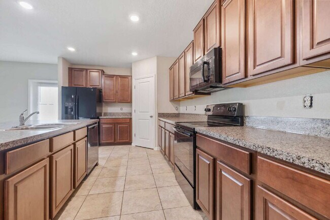 Building Photo - "Spacious 5-Bedroom Retreat in Tampa with 2.5 Baths and 2,215 Sq Ft of Comfort!"