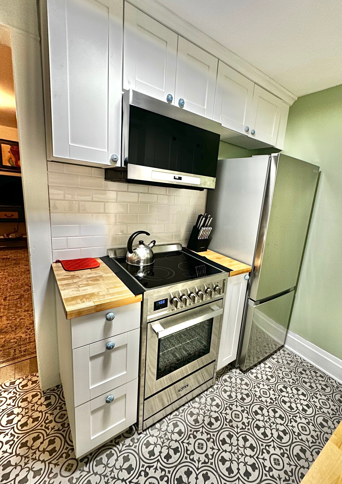 Convection oven - 4007 NE 8th Ave