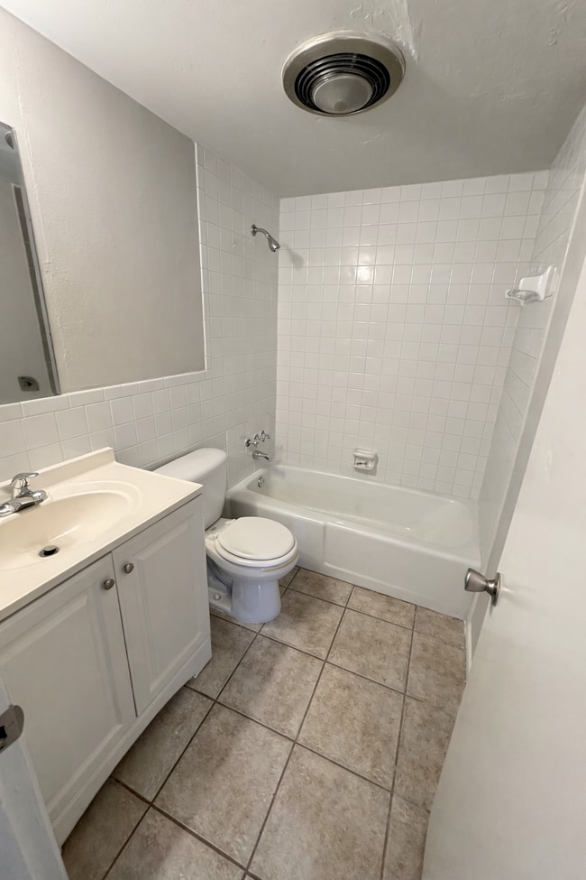 Building Photo - 1852 Meadow Ave