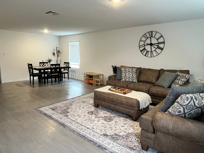 Building Photo - 923 Antelope Trl