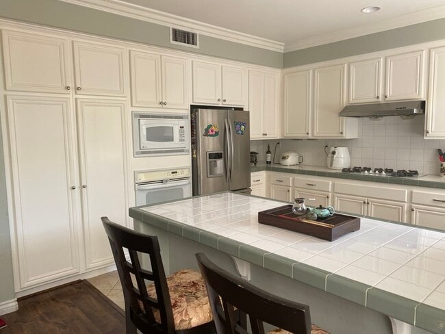 Building Photo - Spacious 4 bedroom in upscale neighborhood