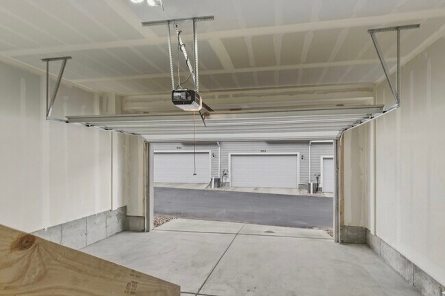 Building Photo - Herriman Town Home