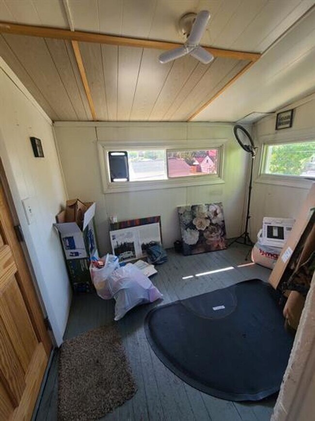 Building Photo - 1323 Shore Dr