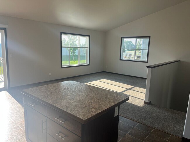 Building Photo - 3 Bed 3 Bath Twin Home