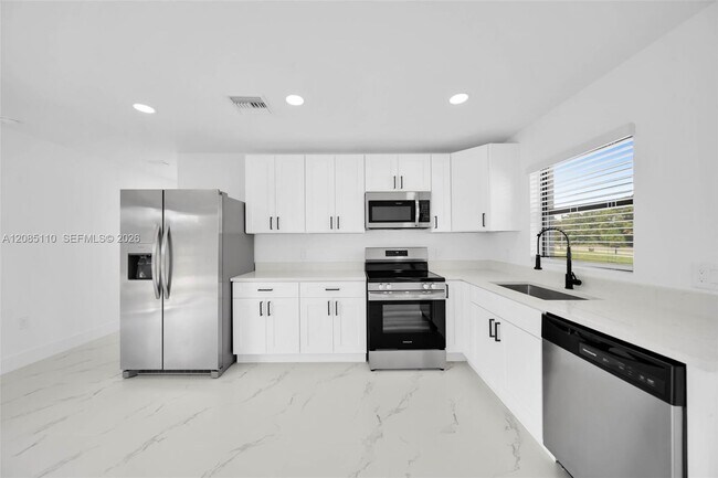 Building Photo - 4987 Fairway Ct
