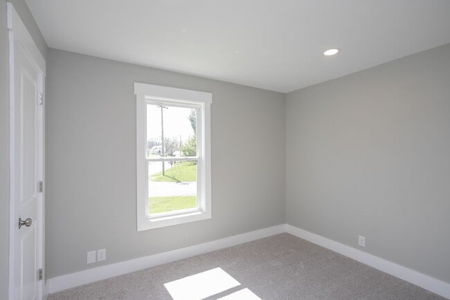 Building Photo - Available June. Large house, fenced back yard, renovated, fenced back, pets ok, great for house s...