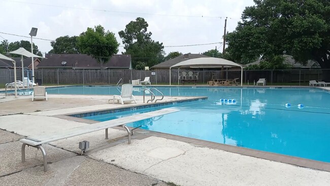 Building Photo - 15415 Poolview St