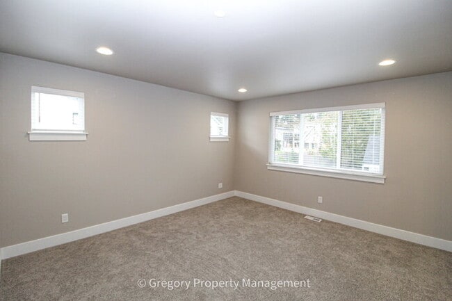 Building Photo - Brand New Spacious 5-Bedroom Retreat at Coyote Ridge 3 Full Baths 2 Car Garage 2330sf A/C Prime B...