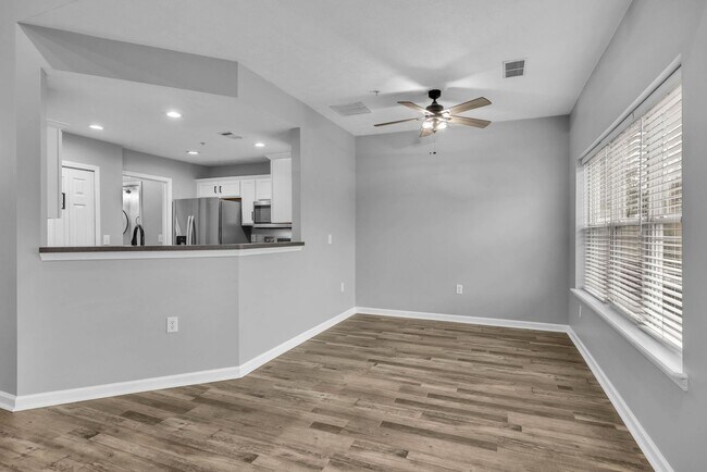 Building Photo - Move-in Ready Townhome in heart of Spring Hill