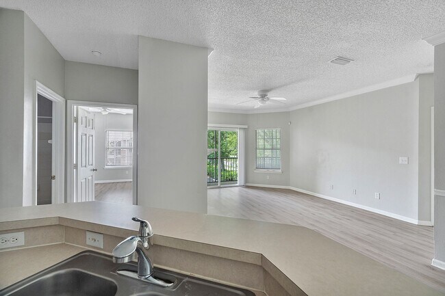 Building Photo - 2 bedroom/ 2 bathroom condo on Southside!