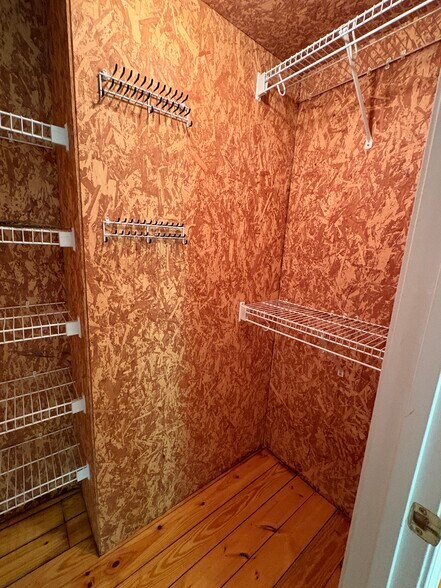 Master bedroom walk-in closet with shelfs - 86 Yonah Vw