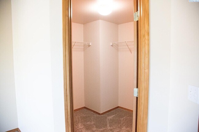 Building Photo - 3 Bed/2.5 Bath Richland Townhome!