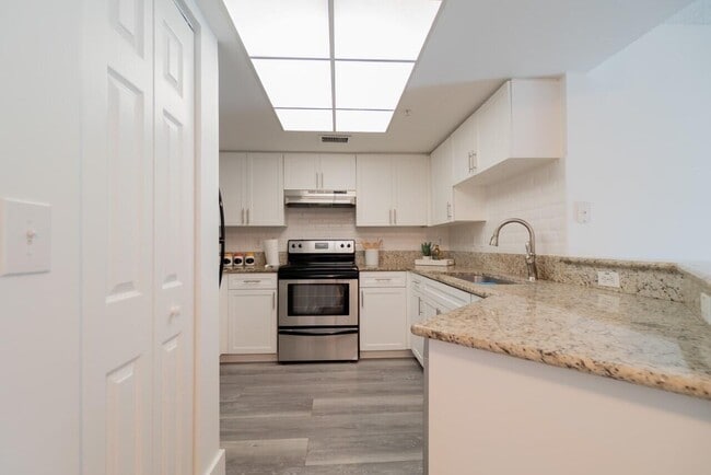 Building Photo - 800 Crestwood Ct S