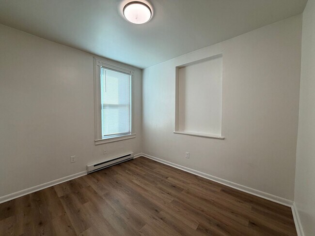 Building Photo - 1736 Main St