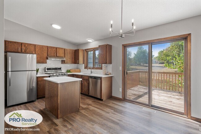 Building Photo - 4 Bedroom House in Eagan