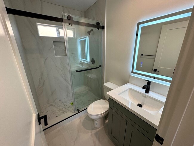 Building Photo - Remodeled Midtown Apartment- Private Washer/Dryer +AC!!