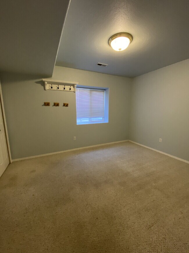 Building Photo - 3 bedroom townhouse westside - Mesa Valley